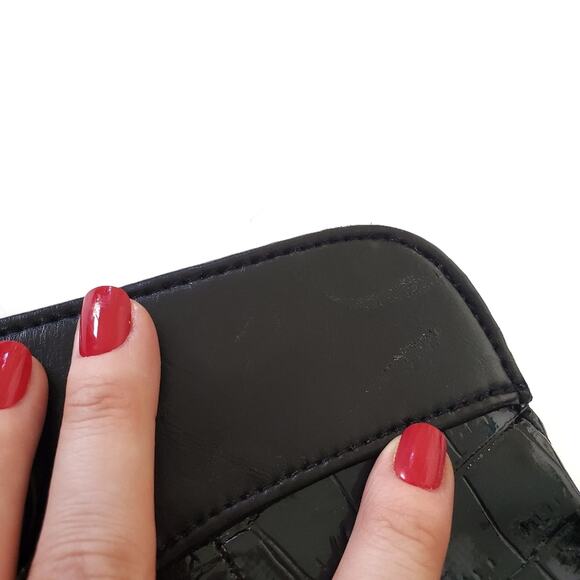 B. Bag | Shiny Black Crocodile Texture Clutch - Picture 6 of 6